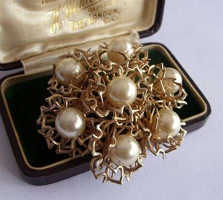 VINTAGE BROOCH - FLOWER WITH FAUX PEARLS