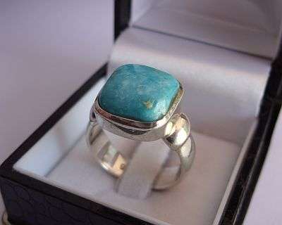A MARVELOUS SOLID STERLING SILVER DESIGNER RING SET WITH A BRILLIANT CABOCHON TURQUOISE STONE !!!