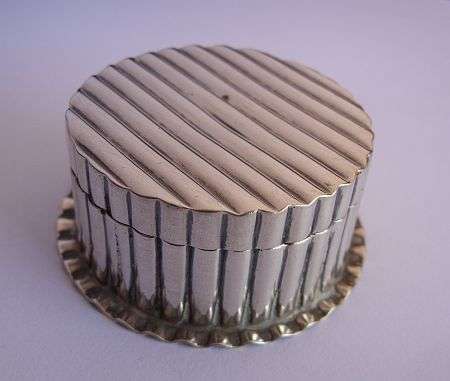 A BEAUTIFUL 1904 HALLMARKED STERLING SILVER TRINKET BOX SHAPED AS A HAT BOX - STUNNING !!!