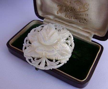VINTAGE BROOCH - MOTHER OF PEARL