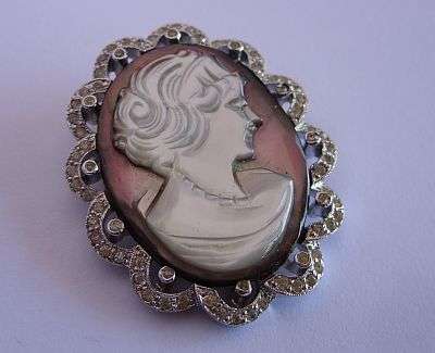 TOP ITEM ! A GORGEOUS VINTAGE DESIGNER ( PANETTA ) CAMEO BROOCH - GENUINE MOTHER OF PEARL !!