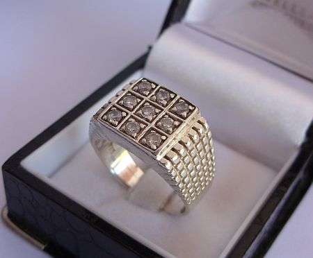 A SUPERB SOLID STERLING SILVER DESIGNER RING SET WITH FACETED CZ STONES !!!