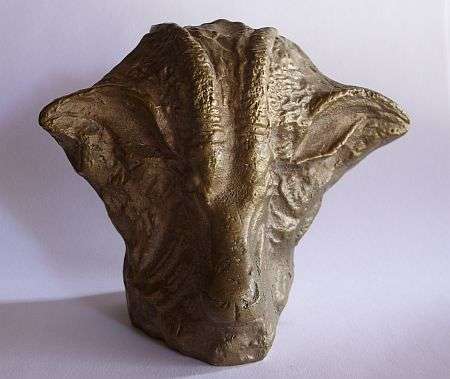 A BRONZE SCULPTURE OF A GOATS HEAD BY KNOWN SCULPTOR KEITH CALDER