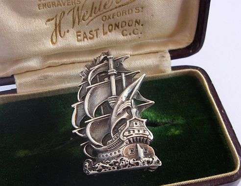A BEAUTIFULLY DETAILED SOLID SILVER GALLEON BROOCH