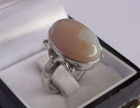 AN EYE CATCHING STERLING SILVER RING SET WITH A LARGE CABOCHON GEMSTONE - TESTED
