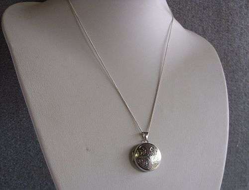 A GORGEOUS SOLID STERLING SILVER ROUND LOCKET PENDANT WITH A BRAND NEW STERLING SILVER NECKLACE !!!