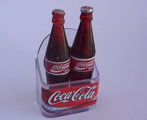 COCA-COLA ADVERTISING FRIDGE MAGNET - 2 BOTTLES IN A HOLDER