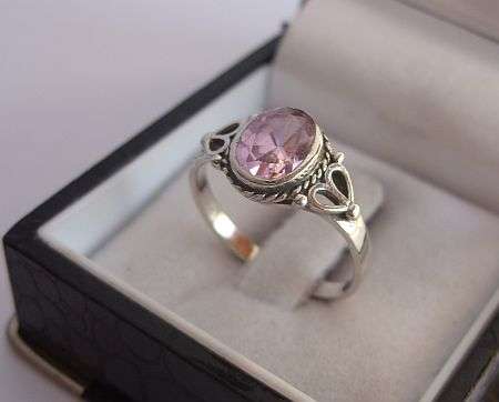 A DELIGHTFUL SOLID STERLING SILVER RING SET WITH A BEAUTIFULLY FACETED PINK STONE !! VREESLIK MOOI !