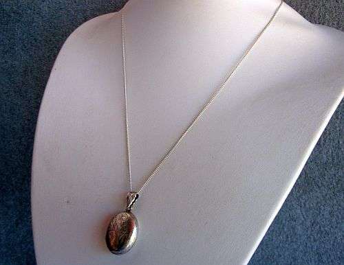 A SUPER FANCY SOLID STERLING SILVER ENGRAVED OVAL LOCKET AND STERLING SILVER NECKLACE !!!!