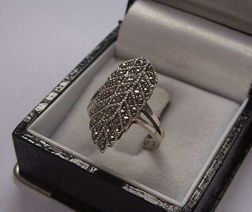 A TIMELESS LEAF FORM STERLING SILVER RING SET WITH LOTS OF MARCASITE !!!