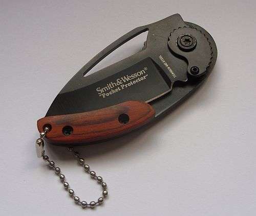 GREAT LOOK SMITH & WESSON POCKET KNIFE