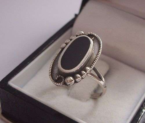 A BRILLIANT VINTAGE STYLE STERLING SILVER RING SET WITH ONYX !!!! CLASSIC !!!!