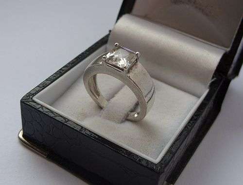 A STUNNING SOLID QUALITY STERLING SILVER RING SET WITH A MARVELLOUS FACETED SQUARE CZ !!!! AWESOME !