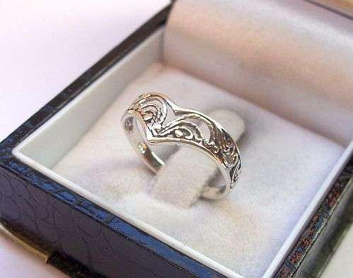A SMART POINTY INTRICATELY DETAILED STERLING SILVER RING !!! NICE TO STACK !!!