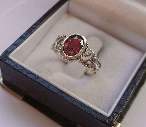 A REMARKABLE STERLING SILVER RING WITH AN EYE CATCHING FACETED RED STONE !!!