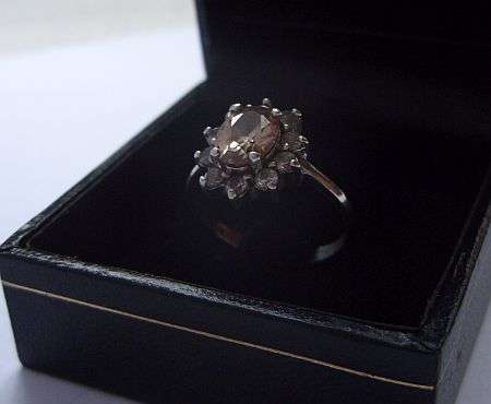 A LOVELY SPARKLY STERLING SILVER CLUSTER RING WITH FACETED STONES !!! CITRINE ? DAINTY & CLASSY !!!