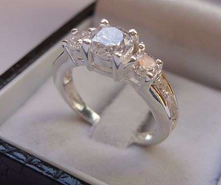 A GORGEOUS STERLING SILVER RING SET WITH SPARKLING FACETED CLEAR STONES - SIZE M