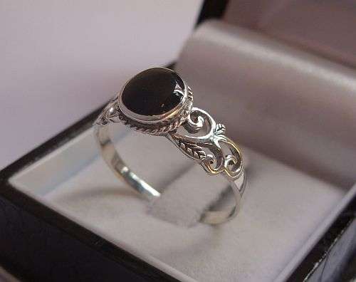 AN AWESOME STERLING SILVER RING SET WITH A CABOCHON ONYX !!!! SIZE W