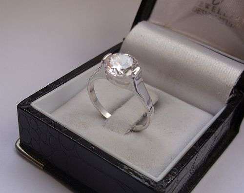 AN ELEGANT SOLID STERLING SILVER RING SET WITH A LARGE FACETED CZ STONE - SIZE Q