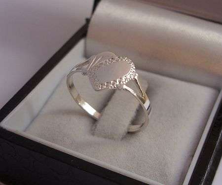 A LOVELY SOLID STERLING SILVER HEART SHAPED SIGNET RING - SIZE N AND A HALF