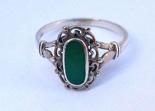 A REMARKABLE STERLING SILVER RING WITH A DECORATIVE GREEN CENTERPIECE ....