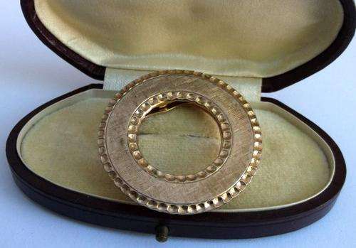 A CHARMING VINTAGE SCARF CLIP .....