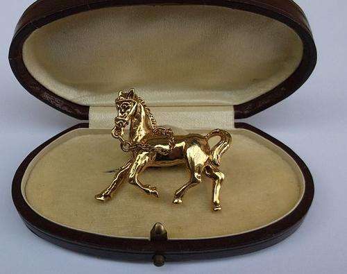 A SPECTACULAR GOLD PLATED VINTAGE HORSE BROOCH ...WITH ACTUAL REIGNS ...SWEET !!