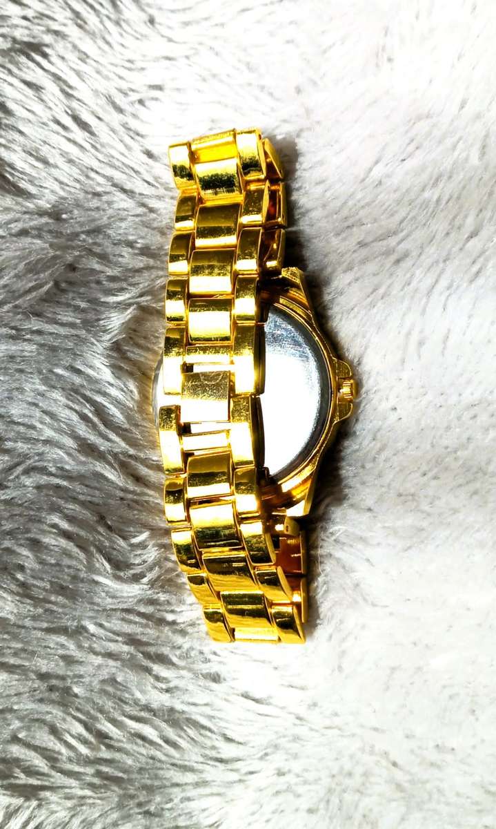 GOLDEN WATCH ENHANCHED WITH BEAUTIFUL DIAMOND LIKE STONES