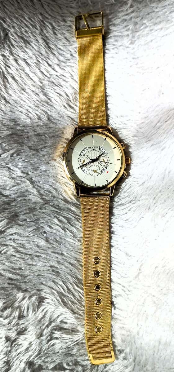 GOLDEN WATCH ENHANCHED WITH BEAUTIFUL DIAMOND LIKE STONES