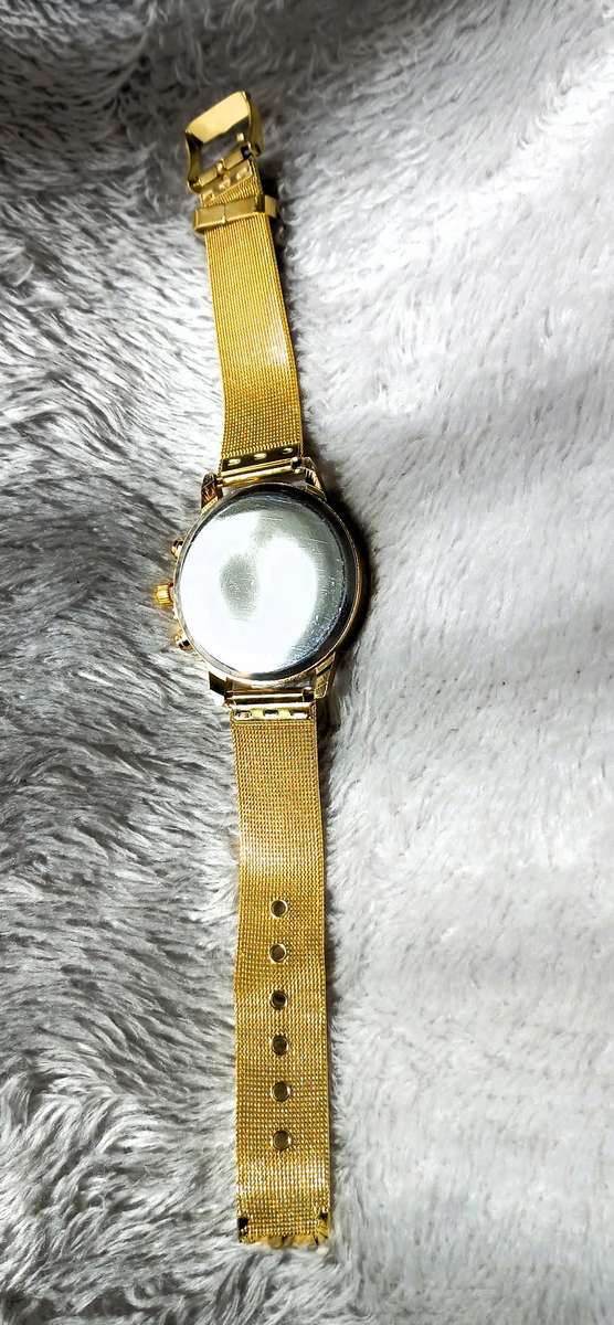 GOLDEN WATCH ENHANCHED WITH BEAUTIFUL DIAMOND LIKE STONES