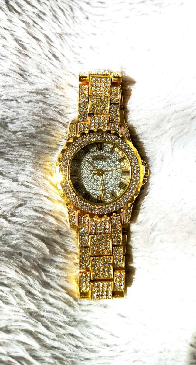 GOLDEN WATCH ENHANCHED WITH BEAUTIFUL DIAMOND LIKE STONES