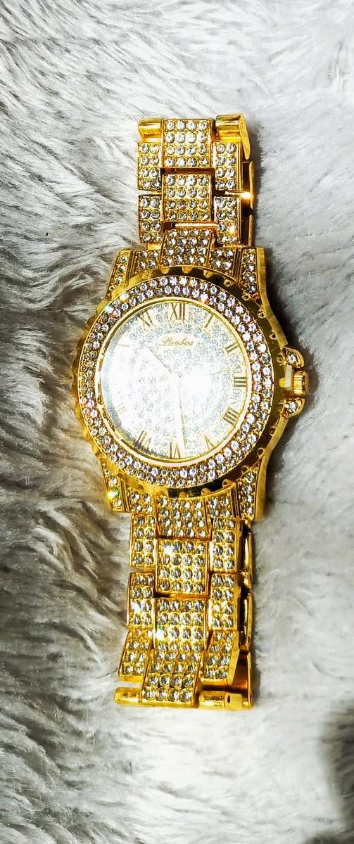 GOLDEN WATCH ENHANCHED WITH BEAUTIFUL DIAMOND LIKE STONES