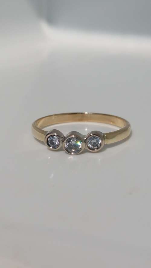 ***AKM - 9ct Gold ring + 3 cubic zirconias 1.5g***