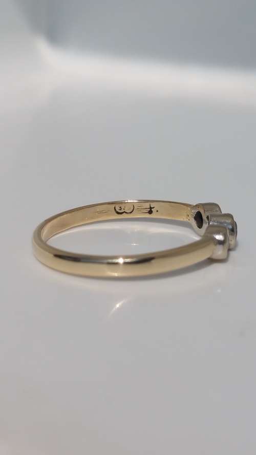 ***AKM - 9ct Gold ring + 3 cubic zirconias 1.5g***