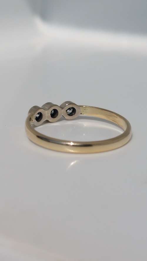 ***AKM - 9ct Gold ring + 3 cubic zirconias 1.5g***