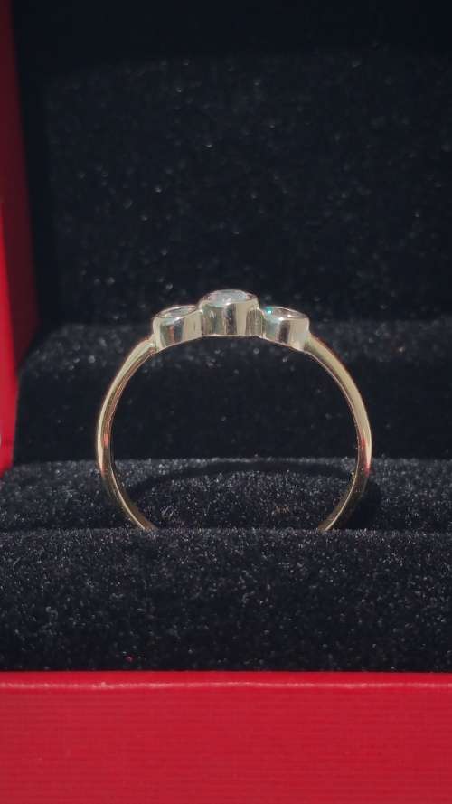 ***AKM - 9ct Gold ring + 3 cubic zirconias 1.5g***