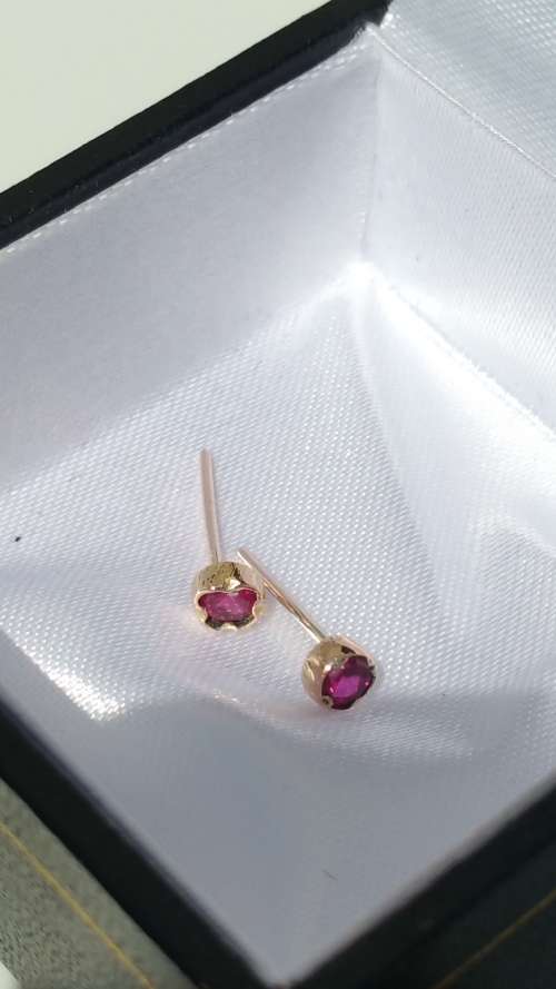 ***AKM - 9CT SOLID GOLD STUD RUBY EARRINGS-NO BUTTERFLIES***