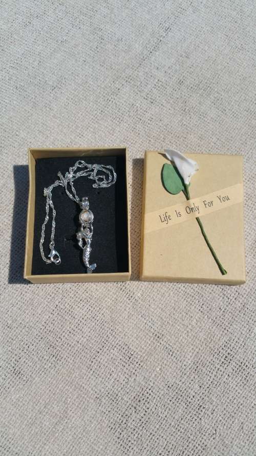 ***AKM - NECKLACE MERMAID HOLDING PEARL - 100% COSTUME FASHION JEWELLERY***