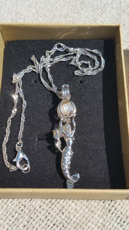***AKM - NECKLACE MERMAID HOLDING PEARL - 100% COSTUME FASHION JEWELLERY***