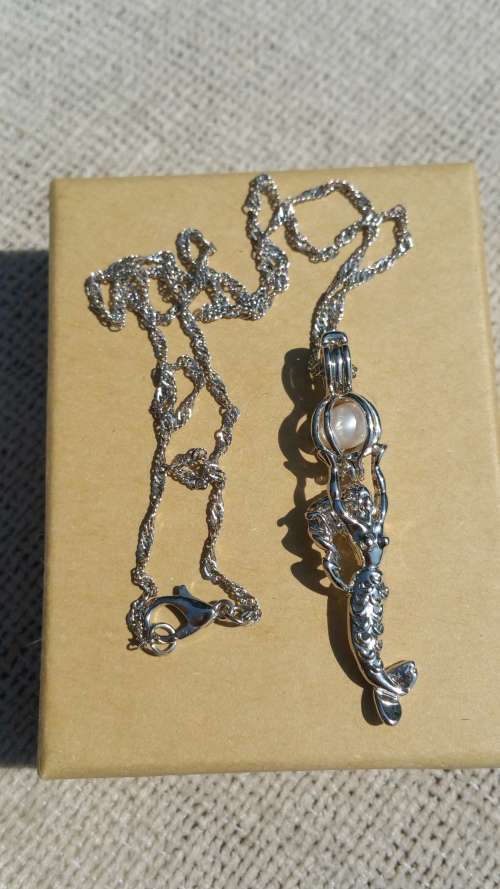 ***AKM - NECKLACE MERMAID HOLDING PEARL - 100% COSTUME FASHION JEWELLERY***