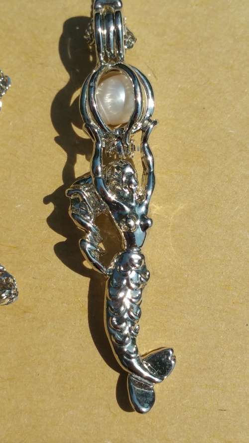 ***AKM - NECKLACE MERMAID HOLDING PEARL - 100% COSTUME FASHION JEWELLERY***