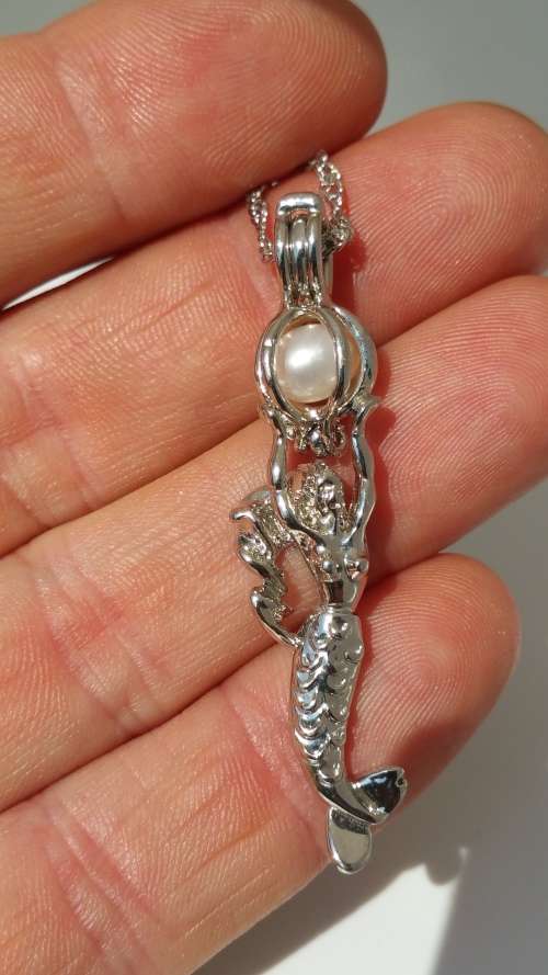 ***AKM - NECKLACE MERMAID HOLDING PEARL - 100% COSTUME FASHION JEWELLERY***