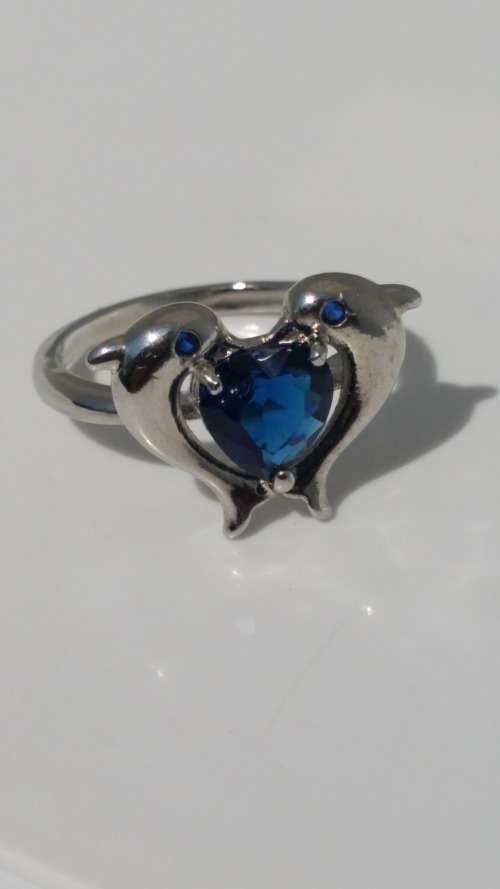***AKM - DOLPHINS RING SIZE 17.48MM / O / BLUE GLASS HEART 100% COSTUME FASHION JEWELLERY***