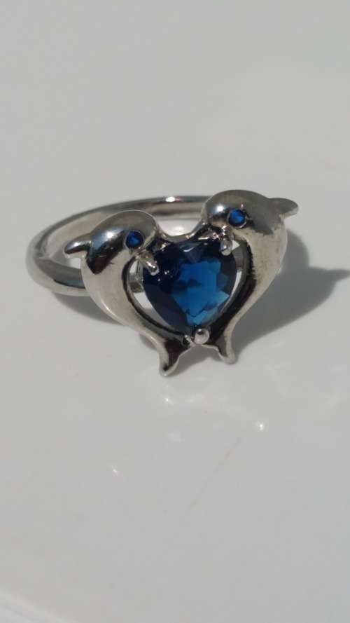 ***AKM - DOLPHINS RING SIZE 17.48MM / O / BLUE GLASS HEART 100% COSTUME FASHION JEWELLERY***