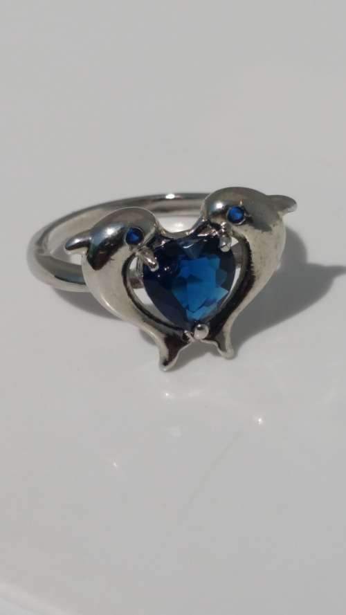 ***AKM - DOLPHINS RING SIZE 17.48MM / O / BLUE GLASS HEART 100% COSTUME FASHION JEWELLERY***