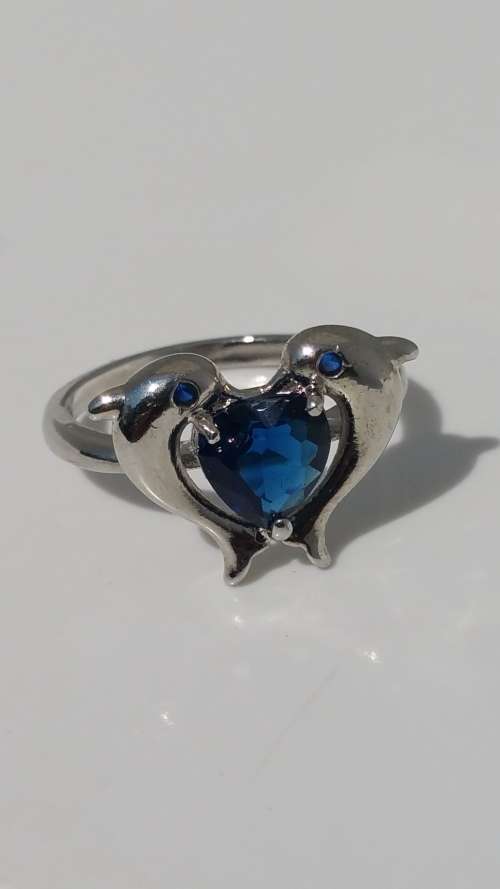 ***AKM - DOLPHINS RING SIZE 17.48MM / O / BLUE GLASS HEART 100% COSTUME FASHION JEWELLERY***