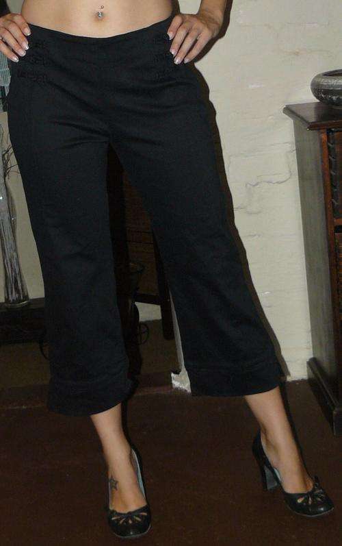 Black stretch 3/4 pants with knotted button detail - size 12