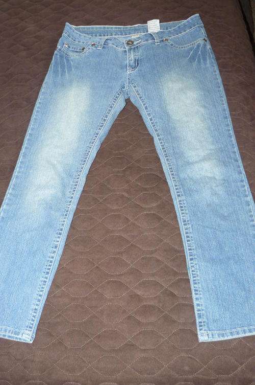 Ladies ankle length capris - size 34