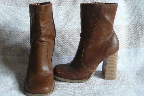 Brown boots - size 5