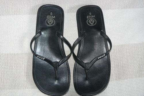 ladies leather REEF slops - says size 8 but fits a 7